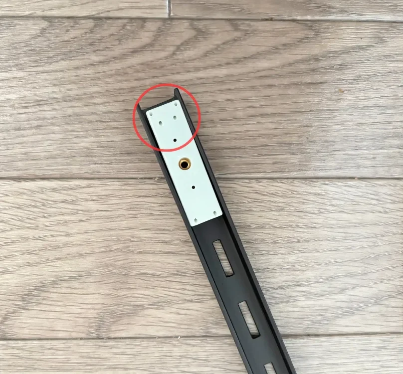 ピラシェル棚柱にピン留め金具をセット