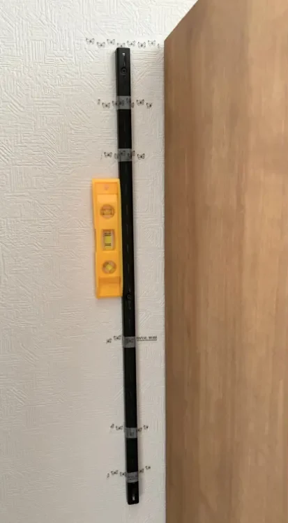 ピラシェル棚柱を壁に固定する