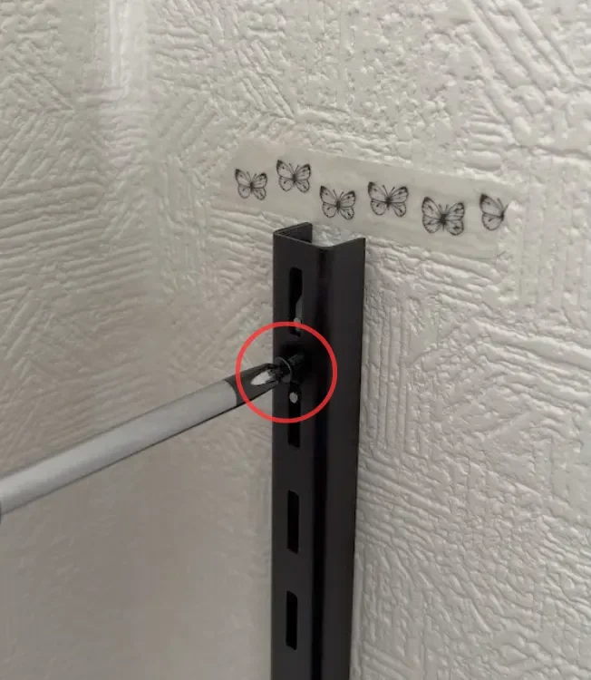 棚柱のネジを取り外す