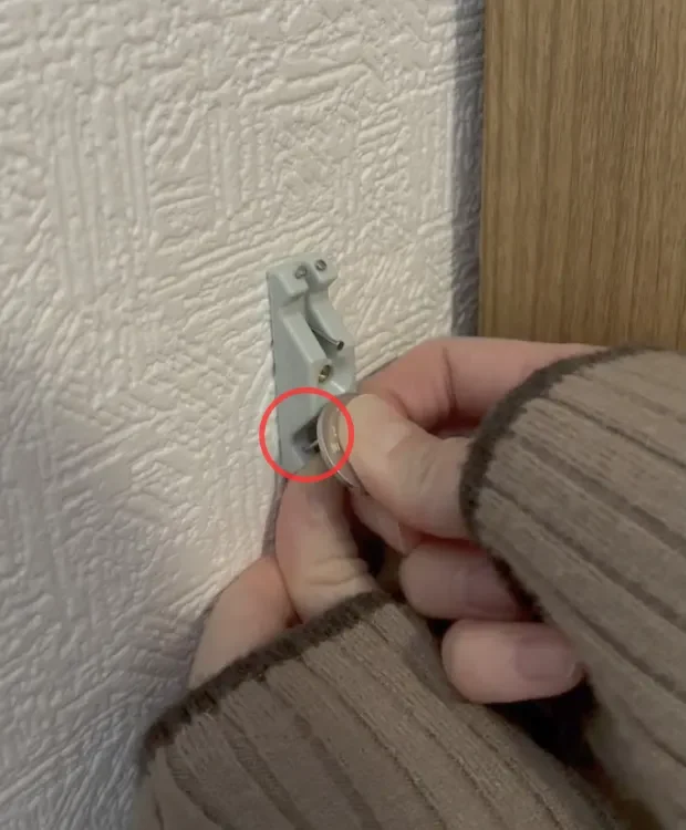 ピン止め金具にピンをさす