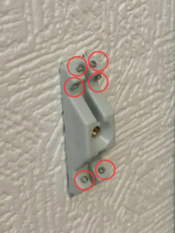 ピン止め金具にピンをさした状態