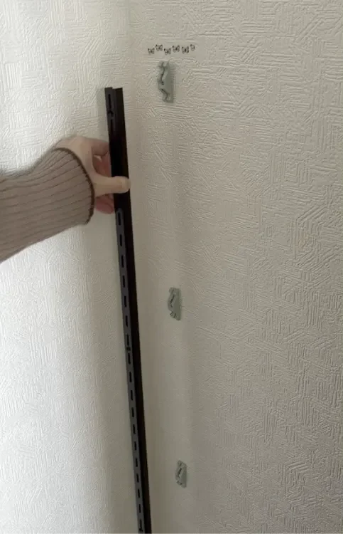 棚柱をセットする