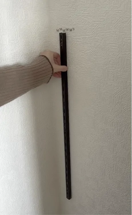 棚柱をセットする