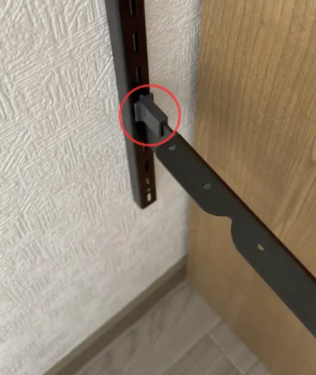 棚受けをセットする