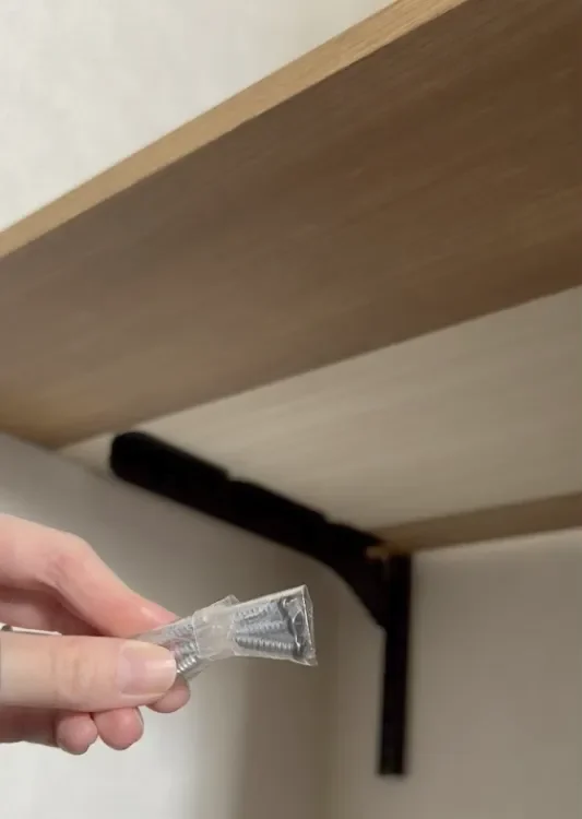 付属のネジで板を取りつける