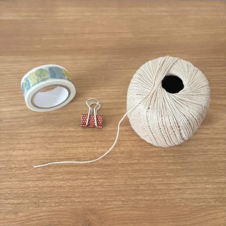 ひもとクリップでペンダントライトの位置を決める