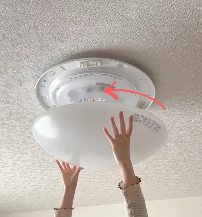 賃貸の照明カバー(シーリングライト)を外す
