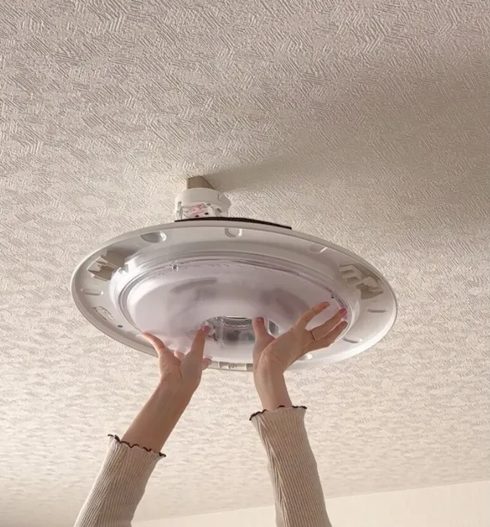 賃貸の照明カバー(シーリングライト)を外す