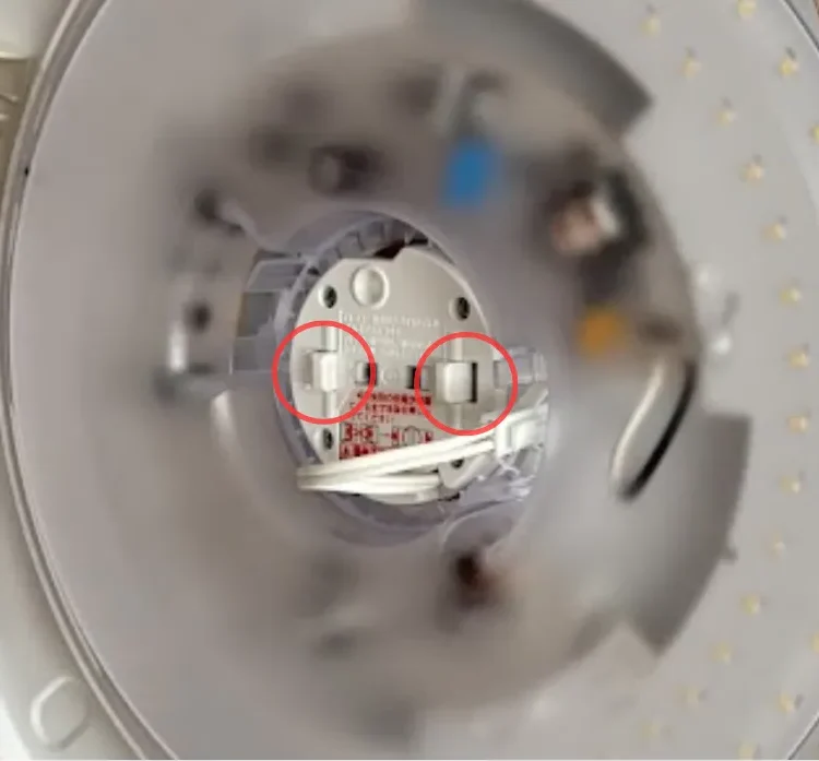 賃貸の照明カバー(シーリングライト)を外す