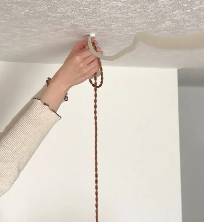 天井フックに延長ケーブルを引っ掛ける