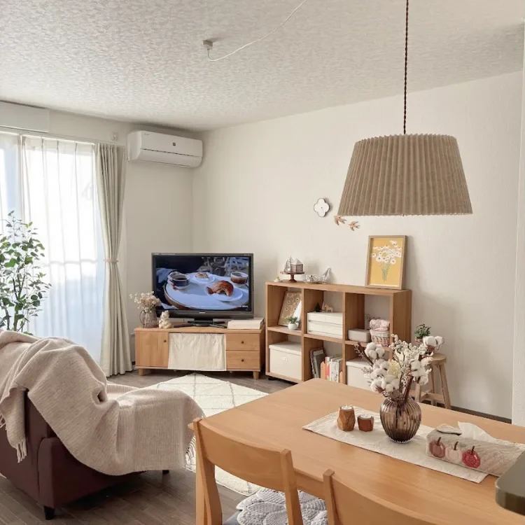 ペンダントライトを付けた後のリビング