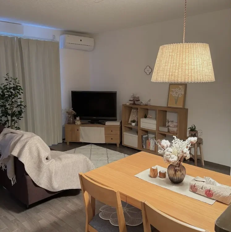 ペンダントライトを付けた後のリビング(点灯)