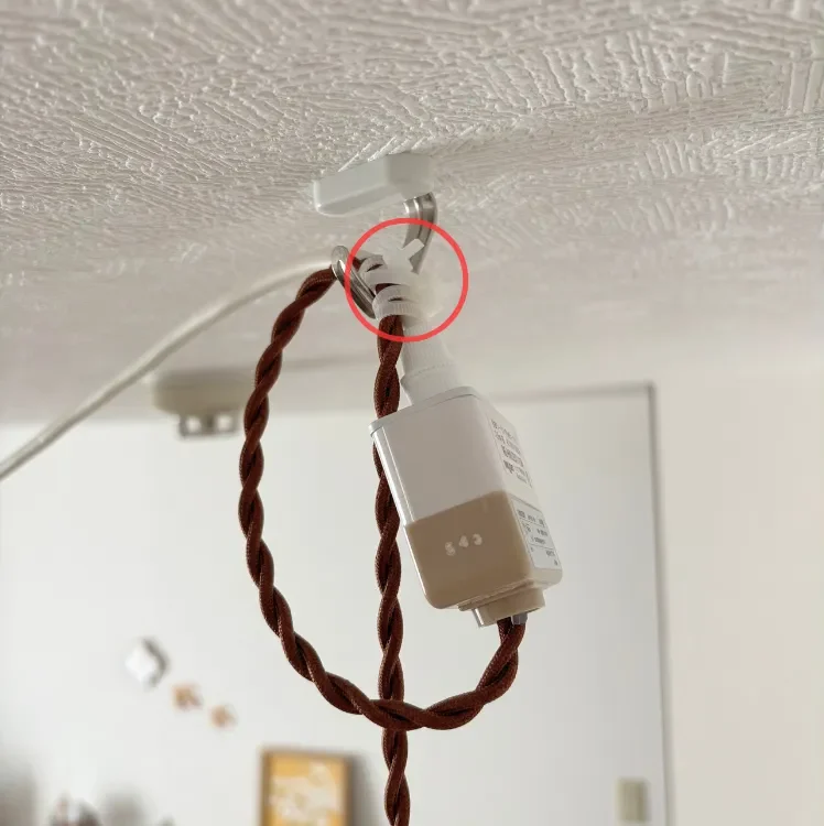 天井フックとケーブルを結束バンドで固定