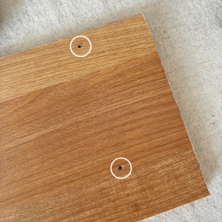 下穴をあけた棚板