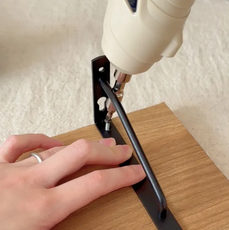 ビットを長くしてネジをつける