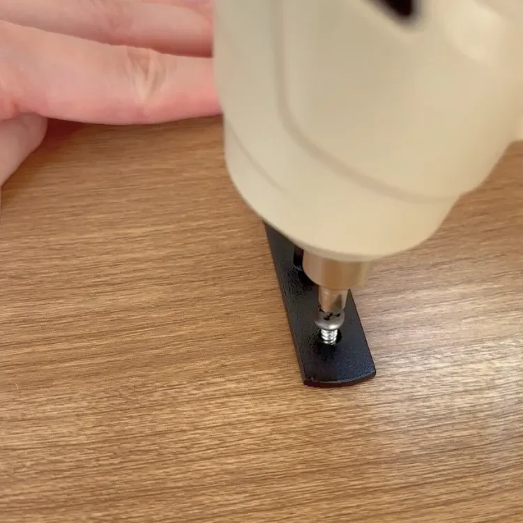 付属のネジで棚受けを固定する