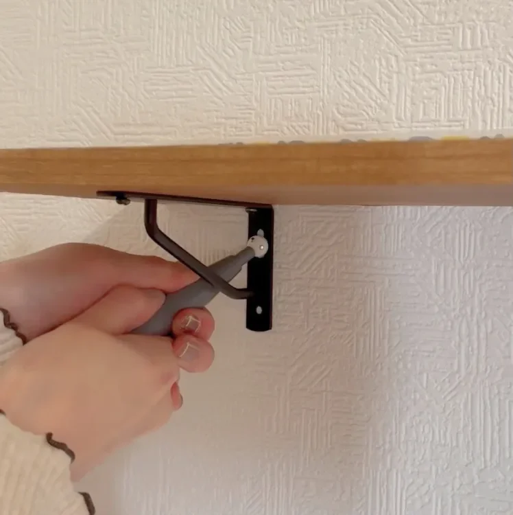 プッシュピンでさしこむ