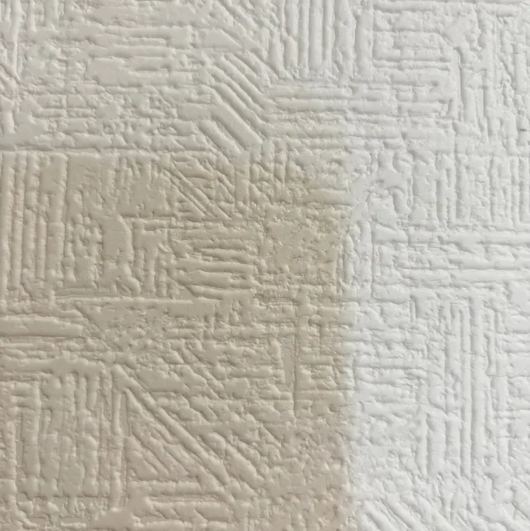 ひっつき虫で壁の穴を埋める