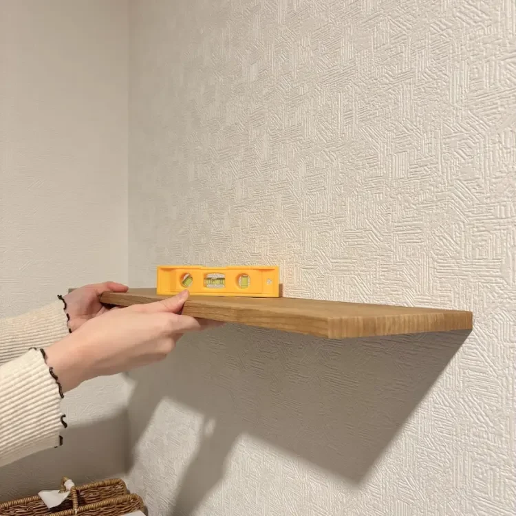 水平器を使って取り付け位置を決める