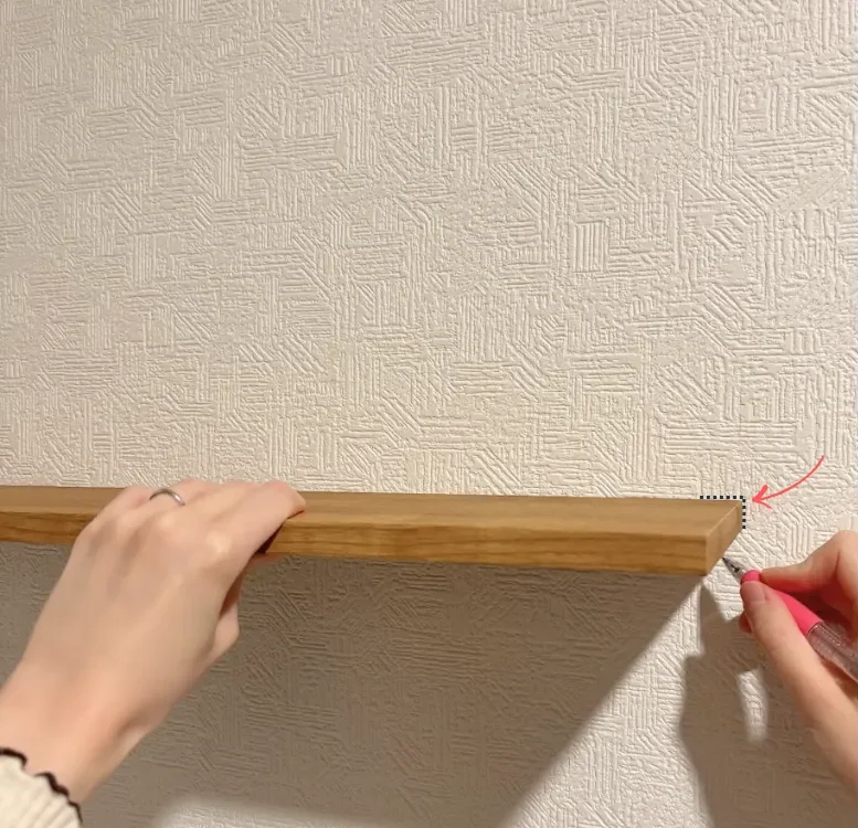 棚を取り付けたい位置に印をつける