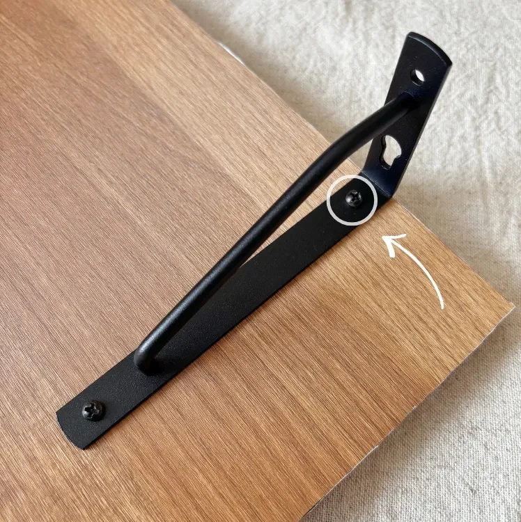 棚受けの奥のネジを固定するコツ