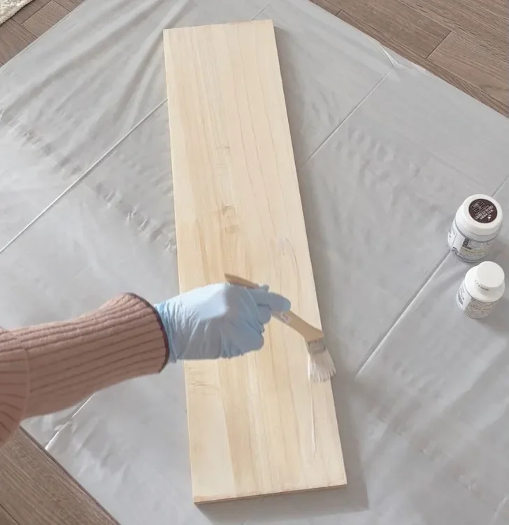 棚板にプライマーをぬる